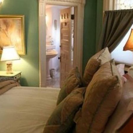 M&M Victorian Bed And Breakfast Marinette Экстерьер фото