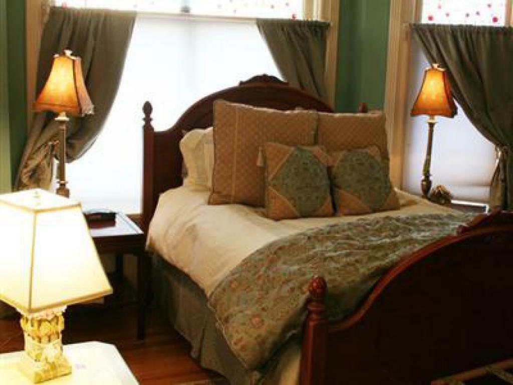 M&M Victorian Bed And Breakfast Marinette Экстерьер фото
