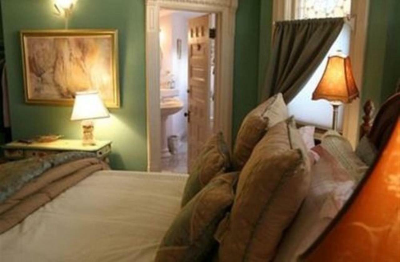 M&M Victorian Bed And Breakfast Marinette Экстерьер фото