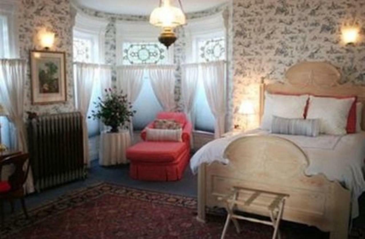 M&M Victorian Bed And Breakfast Marinette Экстерьер фото
