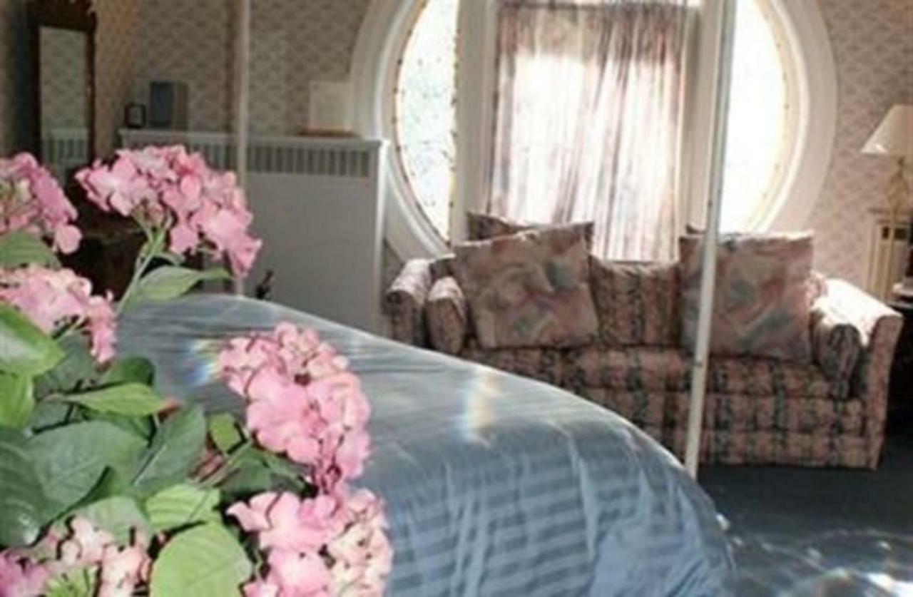 M&M Victorian Bed And Breakfast Marinette Экстерьер фото